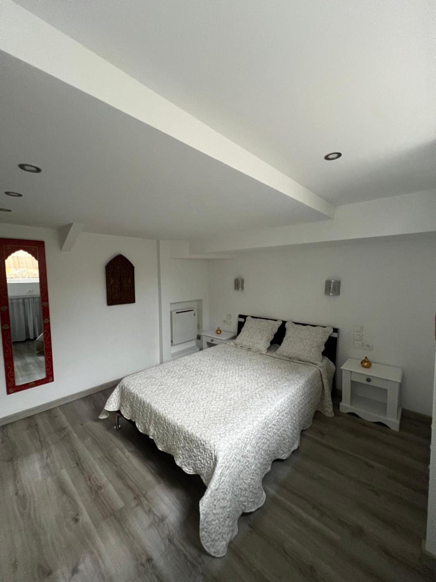 2 Pieces Rez-De-Jardin Dans Maison Avec Piscine Villeneuve-Loubet Dış mekan fotoğraf